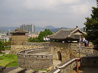 https://upload.wikimedia.org/wikipedia/commons/thumb/7/78/Hwaseong_west_gate.jpg/200px-Hwaseong_west_gate.jpg