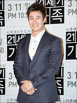 https://upload.wikimedia.org/wikipedia/commons/thumb/7/78/Lee_Hun_from_acrofan.jpg/250px-Lee_Hun_from_acrofan.jpg