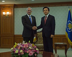 https://upload.wikimedia.org/wikipedia/commons/thumb/7/7b/Defense_Secretary_James_Mattis_meets_with_the_acting_President_of_the_Republic_of_Korea%2C_Prime_Minister_Hwang_Kyo-ahn%2C_during_a_visit_to_Seoul%2C_South_Korea%2C_Febuary._02%2C_2017_%2832540517161%29.jpg/250px-thumbnail.jpg