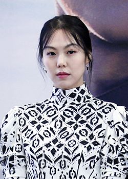 https://upload.wikimedia.org/wikipedia/commons/thumb/7/7e/150917_Kim_Min-hee_vip_cropped_2.jpg/250px-150917_Kim_Min-hee_vip_cropped_2.jpg