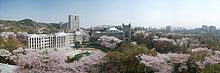 https://upload.wikimedia.org/wikipedia/commons/thumb/7/7e/KHU_Seoul_Campus.jpg/220px-KHU_Seoul_Campus.jpg