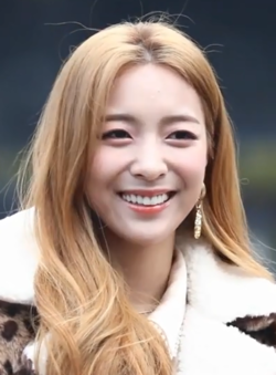 https://upload.wikimedia.org/wikipedia/commons/thumb/7/7e/Luna_going_to_a_Music_Bank_recording_on_January_10%2C_2019_%284%29.png/250px-Luna_going_to_a_Music_Bank_recording_on_January_10%2C_2019_%284%29.png