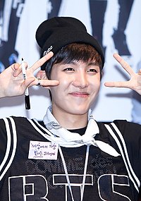 https://upload.wikimedia.org/wikipedia/commons/thumb/8/80/J-Hope_at_an_fansign_on_July_14%2C_2013.jpg/200px-J-Hope_at_an_fansign_on_July_14%2C_2013.jpg