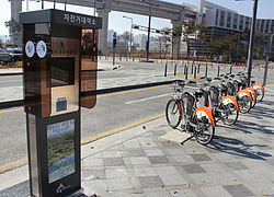 https://upload.wikimedia.org/wikipedia/commons/thumb/8/80/Sejong_Public_Bicycle_Ouling_at_Government_Complex_Sejong.jpg/250px-Sejong_Public_Bicycle_Ouling_at_Government_Complex_Sejong.jpg