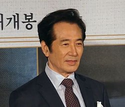 https://upload.wikimedia.org/wikipedia/commons/thumb/8/82/180813_%EC%98%81%ED%99%94_%27%EB%AA%85%EB%8B%B9%27%EC%A0%9C%EC%9E%91%EB%B0%9C%ED%91%9C%ED%9A%8C_%EB%B0%B1%EC%9C%A4%EC%8B%9D.jpg/250px-180813_%EC%98%81%ED%99%94_%27%EB%AA%85%EB%8B%B9%27%EC%A0%9C%EC%9E%91%EB%B0%9C%ED%91%9C%ED%9A%8C_%EB%B0%B1%EC%9C%A4%EC%8B%9D.jpg