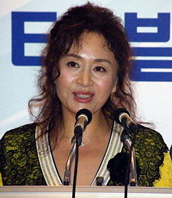 https://upload.wikimedia.org/wikipedia/commons/thumb/8/83/%EA%B3%B5%EC%A0%95%EC%9C%84_%EC%B2%AB_%EC%97%B0%EC%98%88%EC%9D%B8_%ED%99%8D%EB%B3%B4%EB%8C%80%EC%82%AC%2C_%EB%B0%95%ED%95%B4%EB%AF%B8%21.jpg/250px-%EA%B3%B5%EC%A0%95%EC%9C%84_%EC%B2%AB_%EC%97%B0%EC%98%88%EC%9D%B8_%ED%99%8D%EB%B3%B4%EB%8C%80%EC%82%AC%2C_%EB%B0%95%ED%95%B4%EB%AF%B8%21.jpg