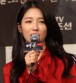 https://upload.wikimedia.org/wikipedia/commons/thumb/8/85/%27%EB%8C%80%EA%B5%B0_-_%EC%82%AC%EB%9E%91%EC%9D%84_%EA%B7%B8%EB%A6%AC%EB%8B%A4%27_%EC%A0%9C%EC%9E%91%EB%B0%9C%ED%91%9C%ED%9A%8C_%EC%86%90%EC%A7%80%ED%98%84.jpg/250px-%27%EB%8C%80%EA%B5%B0_-_%EC%82%AC%EB%9E%91%EC%9D%84_%EA%B7%B8%EB%A6%AC%EB%8B%A4%27_%EC%A0%9C%EC%9E%91%EB%B0%9C%ED%91%9C%ED%9A%8C_%EC%86%90%EC%A7%80%ED%98%84.jpg