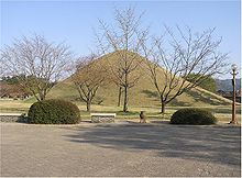 https://upload.wikimedia.org/wikipedia/commons/thumb/8/88/Heavenlyhorsetomb2.jpg/220px-Heavenlyhorsetomb2.jpg