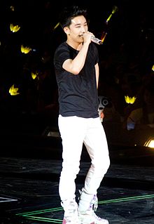 https://upload.wikimedia.org/wikipedia/commons/thumb/8/88/Seungri_2012_2.jpg/220px-Seungri_2012_2.jpg