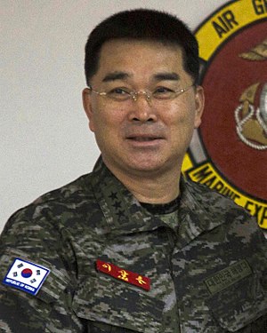 https://upload.wikimedia.org/wikipedia/commons/thumb/8/89/Marine_Corps_%28ROKMC%29_Lieutenant_General_Lee_Sang-hoon_%ED%95%B4%EB%B3%91%EC%A4%91%EC%9E%A5_%EC%9D%B4%EC%83%81%ED%9B%88_%28ROK_Marine_Corps_commandant_visits_Okinawa_151211-M-XX124-102%29.jpg/300px-Marine_Corps_%28ROKMC%29_Lieutenant_General_Lee_Sang-hoon_%ED%95%B4%EB%B3%91%EC%A4%91%EC%9E%A5_%EC%9D%B4%EC%83%81%ED%9B%88_%28ROK_Marine_Corps_commandant_visits_Okinawa_151211-M-XX124-102%29.jpg