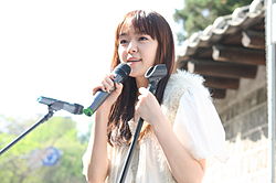 https://upload.wikimedia.org/wikipedia/commons/thumb/8/8a/Kim_Yoon-ah_at_the_2011_World_Fair_Trade_Day_Festival_in_Korea_094.jpg/250px-Kim_Yoon-ah_at_the_2011_World_Fair_Trade_Day_Festival_in_Korea_094.jpg