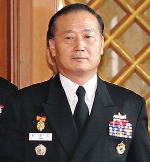 https://upload.wikimedia.org/wikipedia/commons/thumb/8/8a/Navy_%28ROKN%29_Admiral_Kim_Sung-chan_%ED%95%B4%EA%B5%B0%EB%8C%80%EC%9E%A5_%EA%B9%80%EC%84%B1%EC%B0%AC_%282010.12.16_%EA%B5%B0_%EC%A7%80%ED%9C%98%EB%B6%80_%287445960896%29%29.jpg/300px-Navy_%28ROKN%29_Admiral_Kim_Sung-chan_%ED%95%B4%EA%B5%B0%EB%8C%80%EC%9E%A5_%EA%B9%80%EC%84%B1%EC%B0%AC_%282010.12.16_%EA%B5%B0_%EC%A7%80%ED%9C%98%EB%B6%80_%287445960896%29%29.jpg