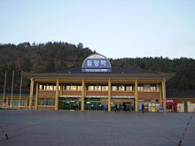 https://upload.wikimedia.org/wikipedia/commons/thumb/8/8d/Miryang_station_big.jpg/220px-Miryang_station_big.jpg