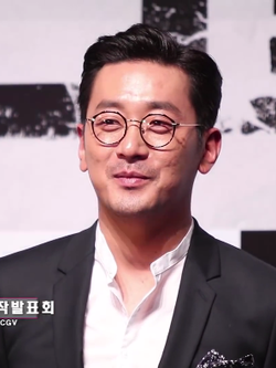 https://upload.wikimedia.org/wikipedia/commons/thumb/8/8e/Ha_Jung_Woo_promoting_The_Tunnel.png/250px-Ha_Jung_Woo_promoting_The_Tunnel.png