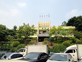 https://upload.wikimedia.org/wikipedia/commons/thumb/8/8e/Seoul_Gwangjin-gu_Office.JPG/270px-Seoul_Gwangjin-gu_Office.JPG