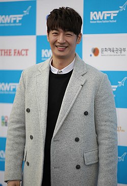 https://upload.wikimedia.org/wikipedia/commons/thumb/8/8f/2015_%ED%95%9C%EB%A5%98%ED%8C%A8%EC%85%98%ED%8E%98%EC%8A%A4%ED%8B%B0%EB%B2%8C_%28Korean_Wave_Fashion_Festival%29_%ED%8F%AC%ED%86%A0%EC%A1%B4_%EA%B8%B0%EB%85%90%ED%96%89%EC%82%AC_%2818%29.jpg/250px-2015_%ED%95%9C%EB%A5%98%ED%8C%A8%EC%85%98%ED%8E%98%EC%8A%A4%ED%8B%B0%EB%B2%8C_%28Korean_Wave_Fashion_Festival%29_%ED%8F%AC%ED%86%A0%EC%A1%B4_%EA%B8%B0%EB%85%90%ED%96%89%EC%82%AC_%2818%29.jpg