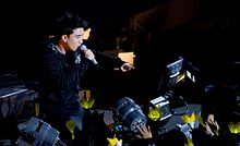 https://upload.wikimedia.org/wikipedia/commons/thumb/8/8f/Seungri_2012_3.jpg/220px-Seungri_2012_3.jpg