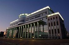 https://upload.wikimedia.org/wikipedia/commons/thumb/9/91/Mainhallofnewcampusinsongdo.jpg/220px-Mainhallofnewcampusinsongdo.jpg
