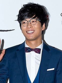 https://upload.wikimedia.org/wikipedia/commons/thumb/9/91/Yoon_Hee-seok_from_acrofan.jpg/250px-Yoon_Hee-seok_from_acrofan.jpg