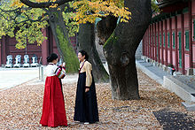 https://upload.wikimedia.org/wikipedia/commons/thumb/9/94/Korea-Seoul-Changdeokgung-Hanbok.jpg/220px-Korea-Seoul-Changdeokgung-Hanbok.jpg