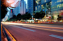 https://upload.wikimedia.org/wikipedia/commons/thumb/9/95/Seoul-Sinchon-01.jpg/220px-Seoul-Sinchon-01.jpg