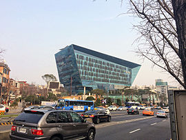 https://upload.wikimedia.org/wikipedia/commons/thumb/9/95/Yongsan-gu_Office_20140228_163029.JPG/270px-Yongsan-gu_Office_20140228_163029.JPG
