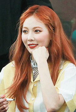 https://upload.wikimedia.org/wikipedia/commons/thumb/9/96/HyunA_at_a_fansign_on_May_12%2C_2017_3.jpg/250px-HyunA_at_a_fansign_on_May_12%2C_2017_3.jpg