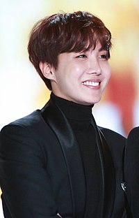 https://upload.wikimedia.org/wikipedia/commons/thumb/9/97/180125_%EB%B0%A9%ED%83%84%EC%86%8C%EB%85%84%EB%8B%A8_%EC%A0%9C%EC%9D%B4%ED%99%89.jpg/200px-180125_%EB%B0%A9%ED%83%84%EC%86%8C%EB%85%84%EB%8B%A8_%EC%A0%9C%EC%9D%B4%ED%99%89.jpg