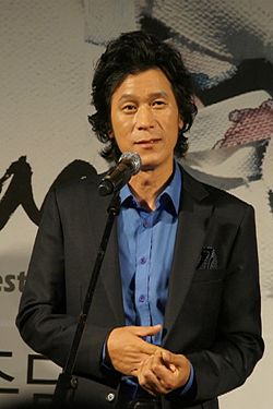 https://upload.wikimedia.org/wikipedia/commons/thumb/9/98/Kim_Roi-ha_at_BIFF_2013.jpg/250px-Kim_Roi-ha_at_BIFF_2013.jpg