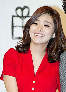 https://upload.wikimedia.org/wikipedia/commons/thumb/9/99/Lee_Young-eun_from_acrofan.jpg/220px-Lee_Young-eun_from_acrofan.jpg