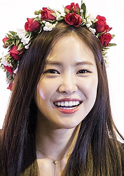 https://upload.wikimedia.org/wikipedia/commons/thumb/9/9b/Son_Na-eun%2C_2017_%28cropped%29.jpg/250px-Son_Na-eun%2C_2017_%28cropped%29.jpg