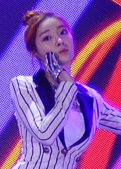 https://upload.wikimedia.org/wikipedia/commons/thumb/9/9c/Lee_Areum_in_Vietnam%2C_on_Nov_29%2C_2012.jpg/250px-Lee_Areum_in_Vietnam%2C_on_Nov_29%2C_2012.jpg