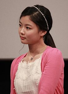 https://upload.wikimedia.org/wikipedia/commons/thumb/9/9e/140322_%EC%9A%B0%EC%95%84%ED%95%9C_%EA%B1%B0%EC%A7%93%EB%A7%90_%EB%B6%80%EC%82%B0_%EB%AC%B4%EB%8C%80%EC%9D%B8%EC%82%AC_03.jpg/220px-140322_%EC%9A%B0%EC%95%84%ED%95%9C_%EA%B1%B0%EC%A7%93%EB%A7%90_%EB%B6%80%EC%82%B0_%EB%AC%B4%EB%8C%80%EC%9D%B8%EC%82%AC_03.jpg