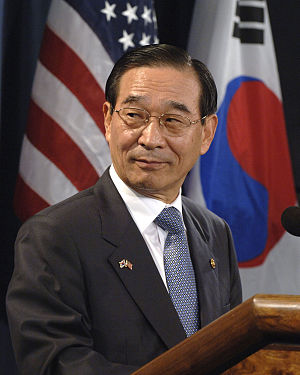 https://upload.wikimedia.org/wikipedia/commons/thumb/9/9e/Yoon_Kwang-ung2006.jpg/300px-Yoon_Kwang-ung2006.jpg