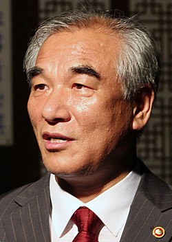 https://upload.wikimedia.org/wikipedia/commons/thumb/9/9f/Choe_Kwang-shik_%28cropped%29.jpg/250px-Choe_Kwang-shik_%28cropped%29.jpg