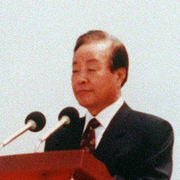 https://upload.wikimedia.org/wikipedia/commons/thumb/a/a0/Kim_Young_Sam_1996.png/180px-Kim_Young_Sam_1996.png