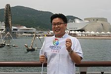 https://upload.wikimedia.org/wikipedia/commons/thumb/a/a0/Seo_Kyoung-Duk.jpg/225px-Seo_Kyoung-Duk.jpg