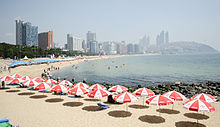 https://upload.wikimedia.org/wikipedia/commons/thumb/a/a2/Haeundae_Beach_in_Busan.jpg/220px-Haeundae_Beach_in_Busan.jpg