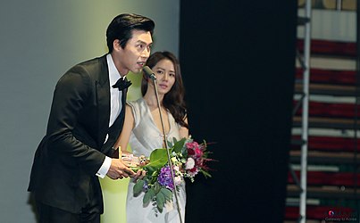 https://upload.wikimedia.org/wikipedia/commons/thumb/a/a3/Hyun_Bin_and_Son_Yejin_at_PIFAN_2014.jpg/403px-Hyun_Bin_and_Son_Yejin_at_PIFAN_2014.jpg