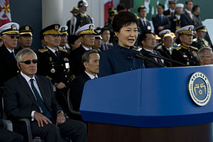 https://upload.wikimedia.org/wikipedia/commons/thumb/a/a4/131001_R.O.K._Armed_Forces_Day_-_Republic_of_Korea_President_Park_Geun-Hye.jpg/300px-131001_R.O.K._Armed_Forces_Day_-_Republic_of_Korea_President_Park_Geun-Hye.jpg