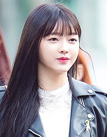 https://upload.wikimedia.org/wikipedia/commons/thumb/a/a4/170414_%EB%AE%A4%EC%A7%81%EB%B1%85%ED%81%AC_%EC%B6%9C%EA%B7%BC%EA%B8%B8_%EC%9C%A0%EC%95%84_%281%29.jpg/220px-170414_%EB%AE%A4%EC%A7%81%EB%B1%85%ED%81%AC_%EC%B6%9C%EA%B7%BC%EA%B8%B8_%EC%9C%A0%EC%95%84_%281%29.jpg