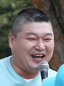 https://upload.wikimedia.org/wikipedia/commons/thumb/a/a6/Kang_Ho-Dong_%28cropped%29.jpg/220px-Kang_Ho-Dong_%28cropped%29.jpg