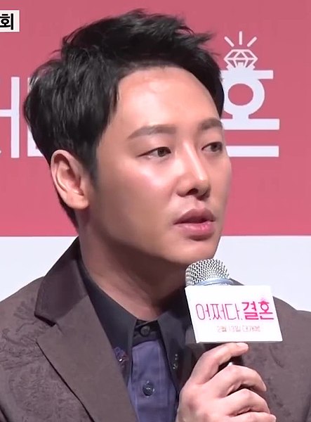 https://upload.wikimedia.org/wikipedia/commons/thumb/a/a6/Kim_Dong-wook_at_%22Trade_Love%22_conference%2C_9_January_2019_07.jpg/443px-Kim_Dong-wook_at_%22Trade_Love%22_conference%2C_9_January_2019_07.jpg
