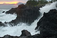 https://upload.wikimedia.org/wikipedia/commons/thumb/a/a8/Jungmun_Daepo_Columnar_Joints_with_waves_crashing.jpg/220px-Jungmun_Daepo_Columnar_Joints_with_waves_crashing.jpg