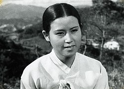 https://upload.wikimedia.org/wikipedia/commons/thumb/a/a9/Film_Scene_%EB%A7%88%EC%9D%8C%EC%9D%98_%EA%B3%A0%ED%96%A5_A_Hometown_in_Heart_%281949%29.jpg/250px-Film_Scene_%EB%A7%88%EC%9D%8C%EC%9D%98_%EA%B3%A0%ED%96%A5_A_Hometown_in_Heart_%281949%29.jpg
