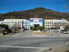 https://upload.wikimedia.org/wikipedia/commons/thumb/a/a9/Gimcheon_City_Hall.JPG/270px-Gimcheon_City_Hall.JPG