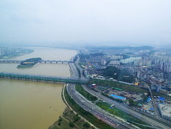 https://upload.wikimedia.org/wikipedia/commons/thumb/a/a9/Hangang_Railway_Bridge%2C_Seoul%2C_Korea.jpg/250px-Hangang_Railway_Bridge%2C_Seoul%2C_Korea.jpg