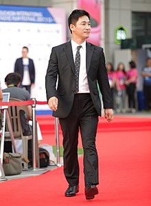 https://upload.wikimedia.org/wikipedia/commons/thumb/a/ac/2017_%EB%B6%80%EC%B2%9C%EA%B5%AD%EC%A0%9C%ED%8C%90%ED%83%80%EC%8A%A4%ED%8B%B1%EC%98%81%ED%99%94%EC%A0%9C%28BIFAN%29_%EB%A0%88%EB%93%9C%EC%B9%B4%ED%8E%AB_%2831%29.jpg/220px-2017_%EB%B6%80%EC%B2%9C%EA%B5%AD%EC%A0%9C%ED%8C%90%ED%83%80%EC%8A%A4%ED%8B%B1%EC%98%81%ED%99%94%EC%A0%9C%28BIFAN%29_%EB%A0%88%EB%93%9C%EC%B9%B4%ED%8E%AB_%2831%29.jpg