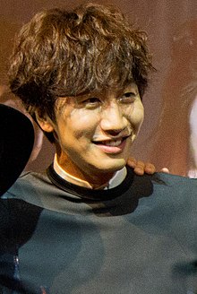 https://upload.wikimedia.org/wikipedia/commons/thumb/a/ad/Lee_Kwang-Soo_at_Malaysia_for_Running_Man_Fan_Meeting_Asian_Tour_2014_-_1.jpg/220px-Lee_Kwang-Soo_at_Malaysia_for_Running_Man_Fan_Meeting_Asian_Tour_2014_-_1.jpg