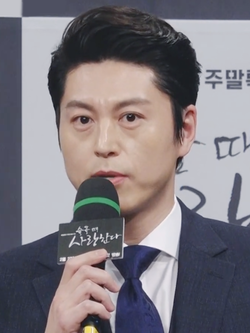 https://upload.wikimedia.org/wikipedia/commons/thumb/a/ad/Ryu_Su-young_in_Feb_2019.png/250px-Ryu_Su-young_in_Feb_2019.png